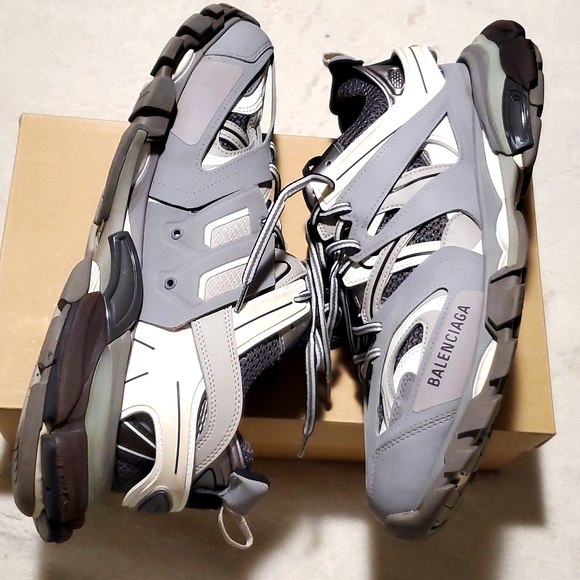 Balenciaga - Picture 5 of 9